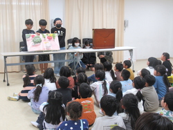 読み聞かせをする児童