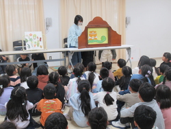 読み聞かせをする児童