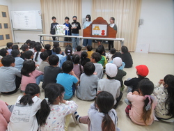 読み聞かせをする児童