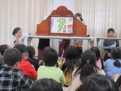 読み聞かせをする児童