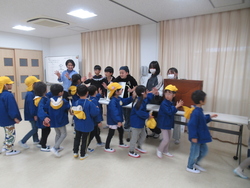 挨拶する園児