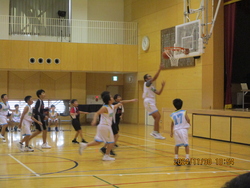 バスケをプレーする子供