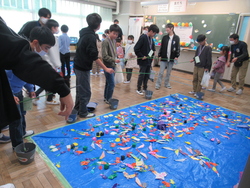 魚釣りをする子供