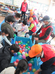 ヨーヨー釣りを楽しむ子供