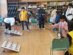 輪投げを楽しむ子供