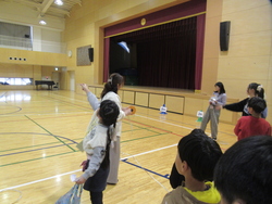 紙飛行機飛ばしを楽しむ子供