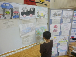 展示を見る児童