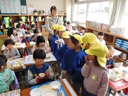 2025.01.27　つき組（年長）が給食見学