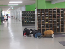 廊下で身を守る児童