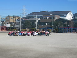 校庭で集まる児童