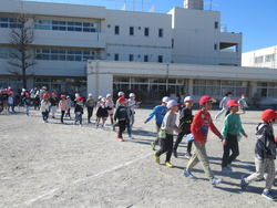 校舎から非難する児童　　