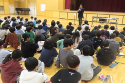 お話を聞く子供たち