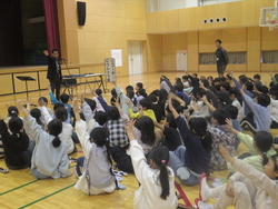 お話を聞く子供たち