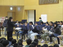演奏する児童
