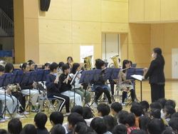 演奏する児童