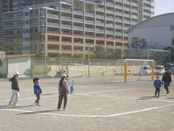 校庭で遊ぶ様子