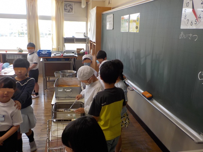 2025.04.21　1年生給食を2年生がお手伝い