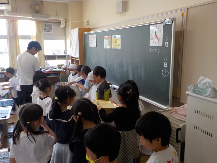 2025.04.21　1年生給食を2年生がお手伝い