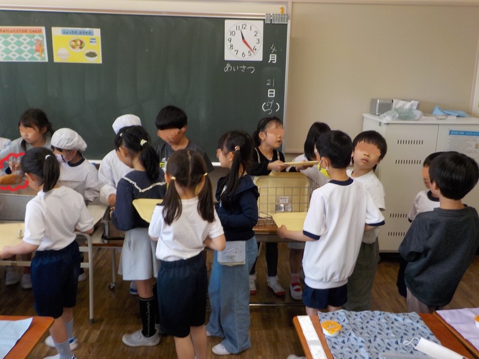 2025.04.21　1年生給食を2年生がお手伝い