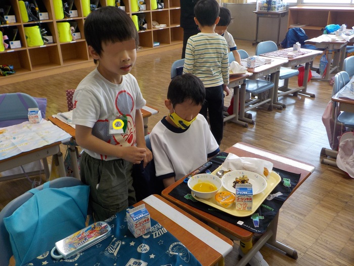 2025.04.21　1年生給食を2年生がお手伝い