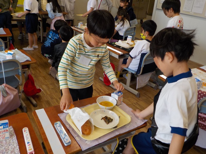 2025.04.21　1年生給食を2年生がお手伝い