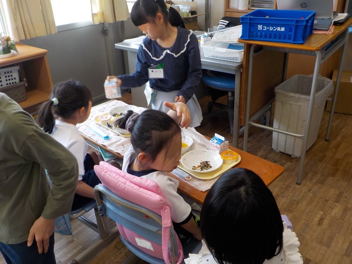 2025.04.21　1年生給食を2年生がお手伝い