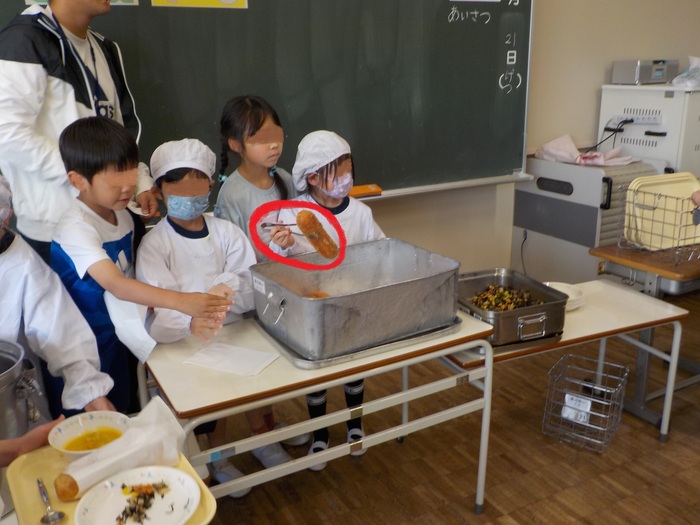 2025.04.21　1年生給食を2年生がお手伝い