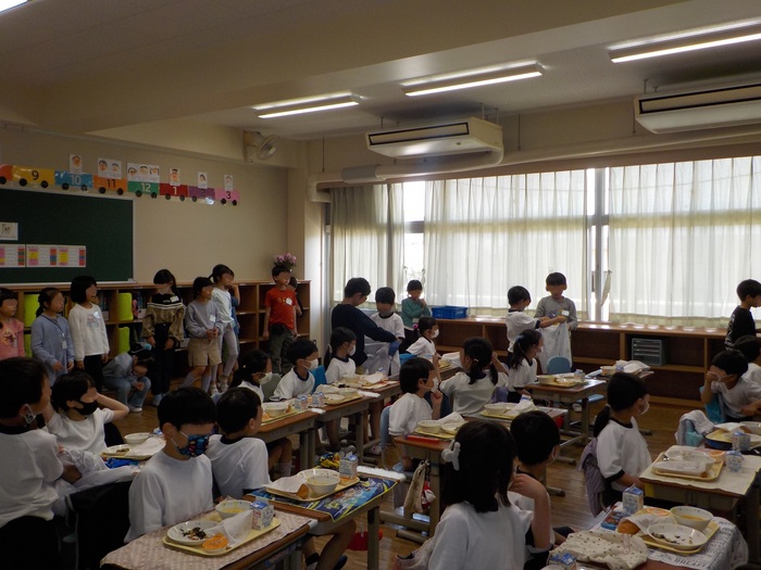 2025.04.21　1年生給食を2年生がお手伝い