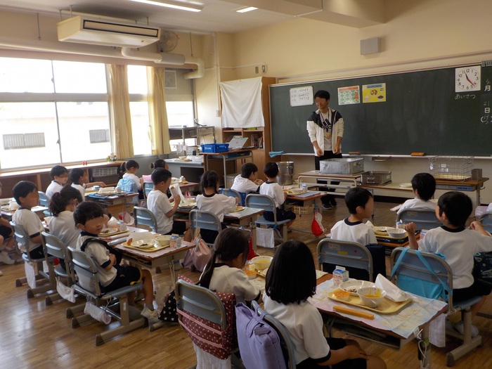 2025.04.21　1年生給食を2年生がお手伝い