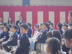 式で緊張している子供の写真