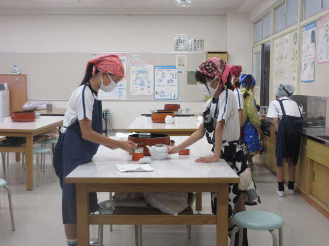 お茶を急須に入れる。