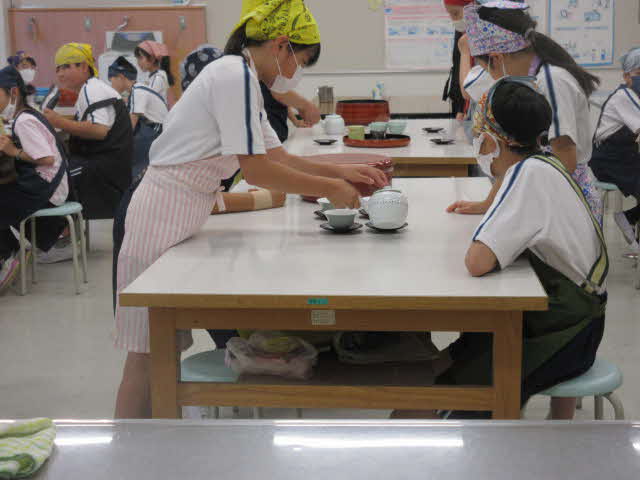 お茶を注ぐ