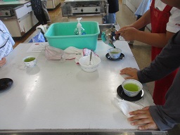 いれたお茶を飲んでみます