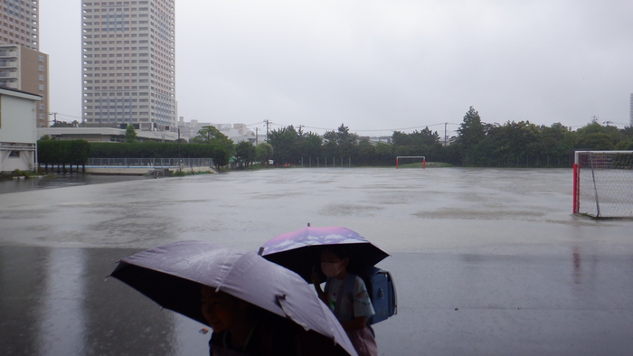 登校時の激しい雨