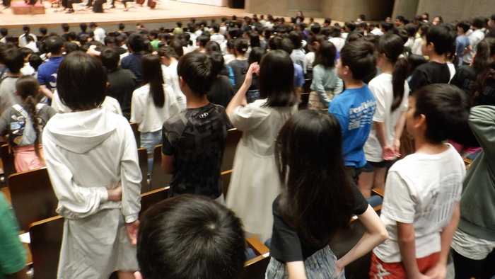 6年音楽鑑賞教室での合唱
