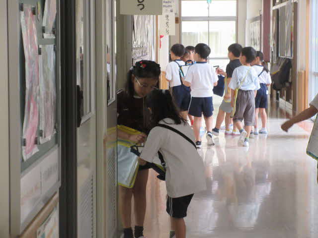 仲良く探検する児童