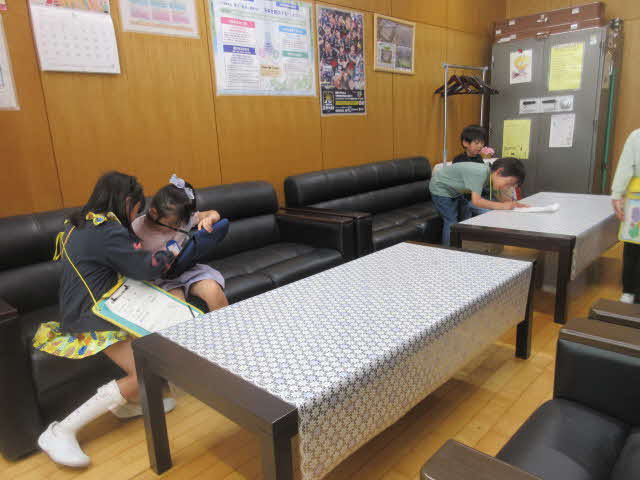 部屋に入る児童