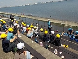 海岸で話を聞きます