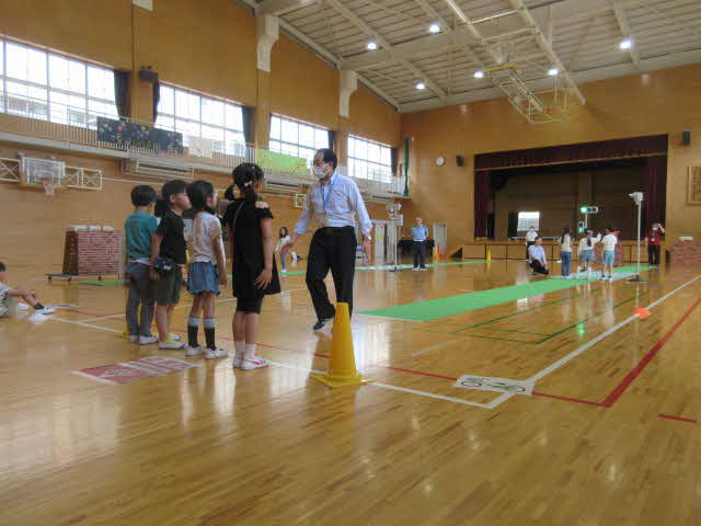 とまれのマークで止まる児童