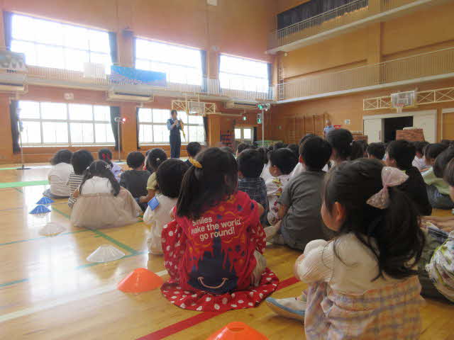 お話を聞く児童