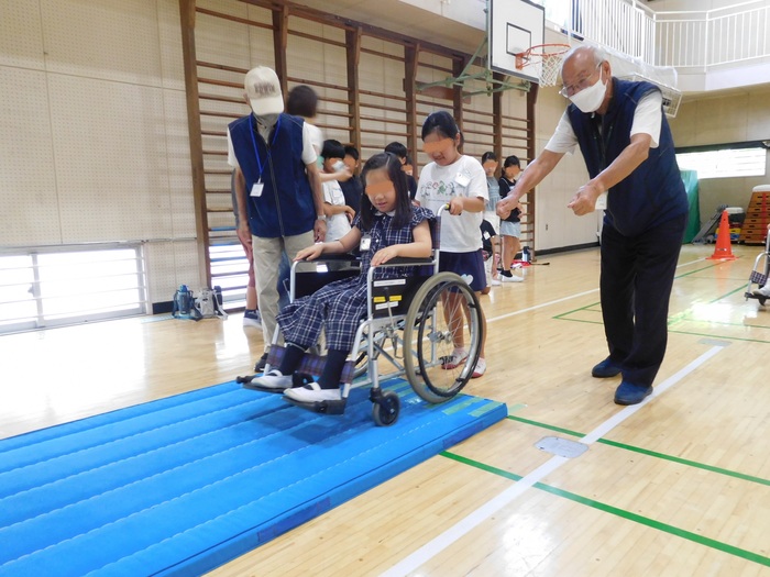2025.07.17　4年生　白杖・車いす体験