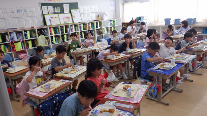 0828給食の様子1年