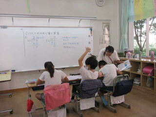 算数に取り組む児童
