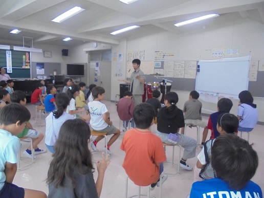小山先生に話を聞いているところ