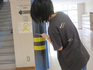 柱の掃除をする児童