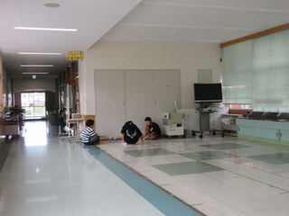 廊下掃除をする児童