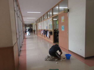 廊下掃除をする児童2