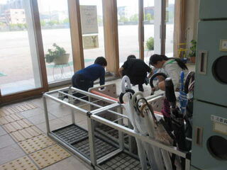 昇降口の掃除をする児童