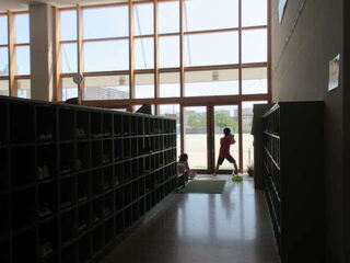 窓掃除をする児童