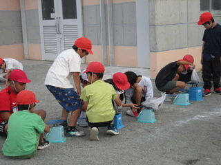 量りではかる児童